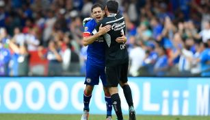 Pablo Aguilar y Jesús Corona celebran un gol de Cruz Azul 