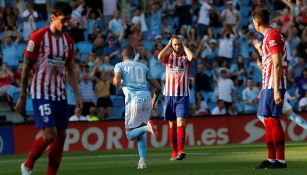 Jugadores del Atleti se lamentan tras un gol del Celta