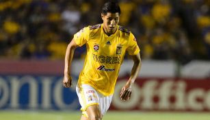 Hugo Ayala disputa un juego con Tigres en el A2018