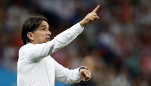  Zlatko Dalic da indicaciones a sus jugadores