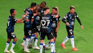 Jugadores de Pachuca celebran anotación frente a Chivas