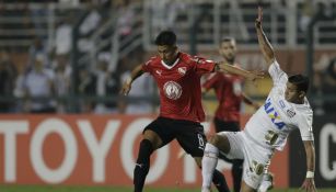 Maximiliano Meza con Independiente en un juego de Libertadores vs Santos