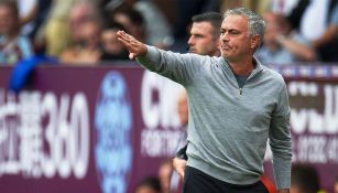 Mourinho da indicaciones en un duelo del Manchester United