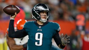 Foles se prepara para lanzar un pase en un juego con Philadelphia