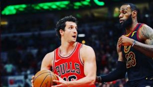 Paul Zipser y LeBron James durante un juego entre Bulls y Cavs