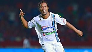 Ronaldinho celebra un gol con Gallos 