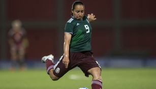 Charlyn Corral cobra un penalti con el Tri