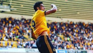 Raúl Jiménez festeja gol con el Wolves