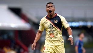 Roger Martínez festeja gol con América