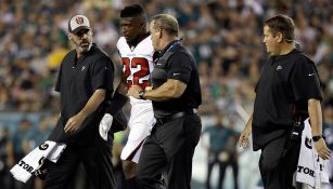 Keanu Neal sale lastimado del terreno de juego