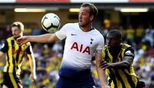 Harry Kane defiende el esférico frente a Christian Kabasele