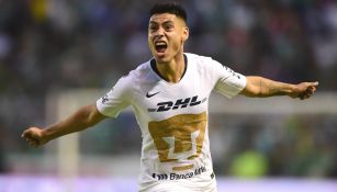 Felipe Mora festeja gol con Pumas en el duelo contra León 