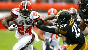 Nick Chubb y Joe Haden en acción 