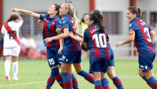 Levante festeja gol de Ivana frente a Rayo Vallecano