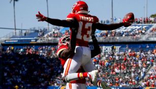 De'Anthony Thomas y Chris Conley celebran anotación de los Chiefs