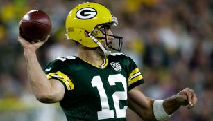 Aaron Rodgers lanza un pase en el duelo frente a los Bears