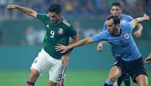 Jiménez pelea por el balón junto a DIego Godín