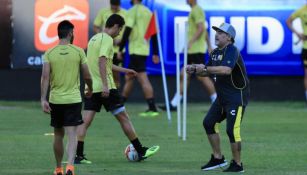 Maradona dirigiendo su primera práctica con Dorados