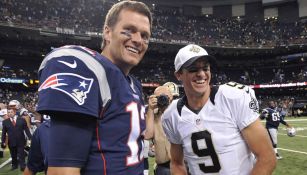 Tom Brady y Drew Brees se saludan tras un partido