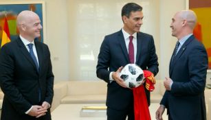 Infantino, Pedro sánchez y Rubiales durante una reunión en Moncloa