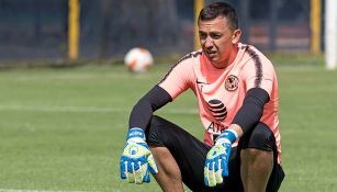 Agustín Marchesín observa una práctica del América