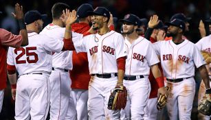 Jugadores de Boston celebran tras conseguir una victoria