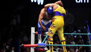 Villano V y Blue Panther luchan en la Arena México 