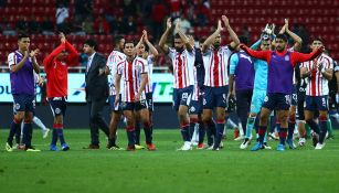 Jugadores de Chivas aplauden tras un partido