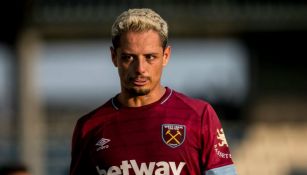 Chicharito, en un entrenamiento con el West Ham