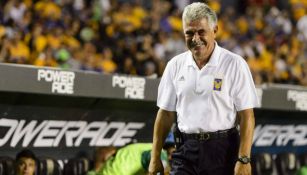 Ricardo Ferretti durante un partido con los Tigres UANL