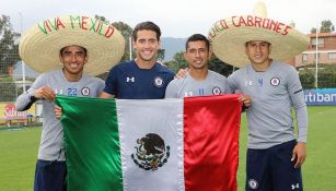 Jugadores de Cruz Azul posan con la bandera de México