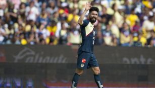 Oribe Peralta festeja un gol con el América