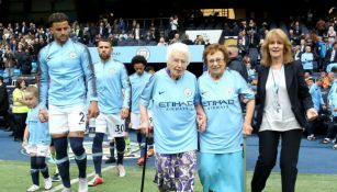 Aficionadas del Man City posan en el Estadio