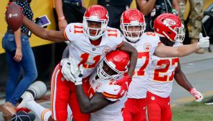 Jugadores de los Chiefs celebran un Touchdown ante Steelers