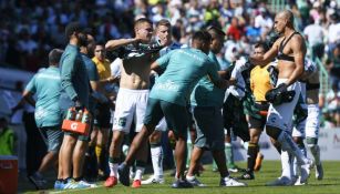 Santos se cambia de playera durante el partido