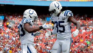 Kenny Moore y Pierre Desir  festejan durante el juego de los Colts