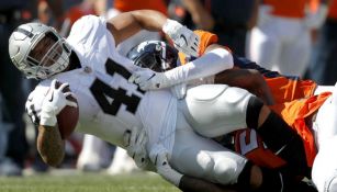 James Dockery siendo tackleado por los Broncos