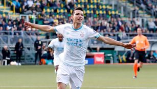 Lozano festeja uno de sus goles ante Den Haag en la Eredivisie