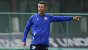 Pedro Caixinha da indicaciones en el entrenamiento de Cruz Azul