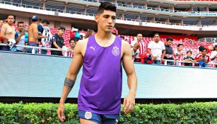 Alan Pulido calienta previo a un partido con las Chivas