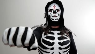 La Parka posa con el puño cerrado frente a la cámara