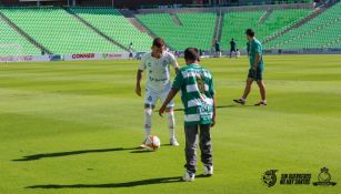 El niño Ángel y Brian Lozano en el entrenamiento de Santos