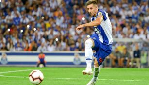 Héctor Herrera remata en un duelo con el Porto