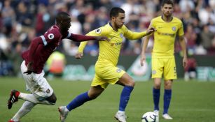 Eden Hazard intenta quitarse la marca de Arthur Masuaku