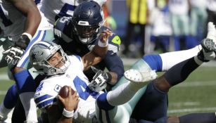 Dak Prescott siendo capturado por los Seahawks