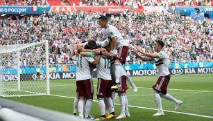 Jugadores del Tri celebran un gol en la Copa del Mundo