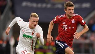 Mueller pelea por el balón en el duelo del Bayern Munich