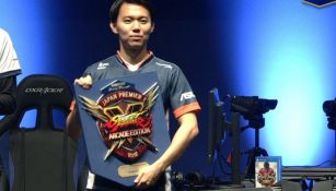 Tokido, con el trofeo de campeón del Japan Premier