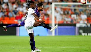 Michy Batshuayi y Néstor Araujo disputan el balón en Mestalla