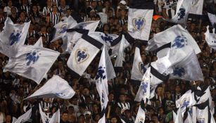 Miembros de la barra La Adicción en un partido de Monterrey